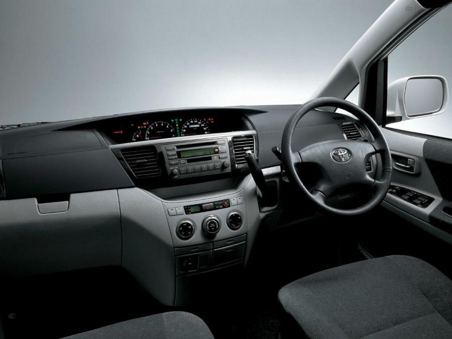  Toyota Voxy 2001 года  (фото 2 из 9)